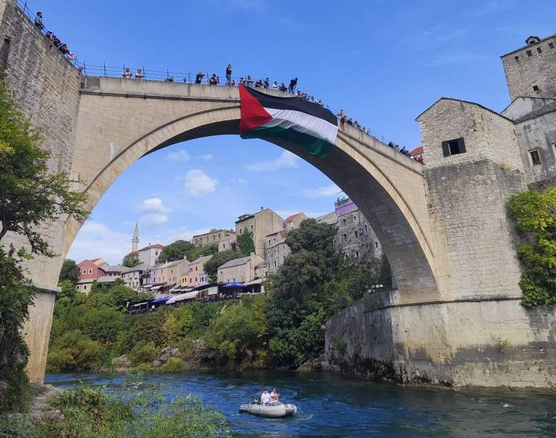 Na Starom mostu se zavihorila zastava Palestine